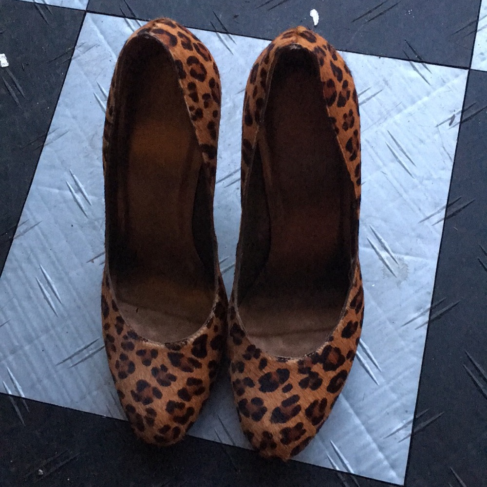 Leopard platform pumps